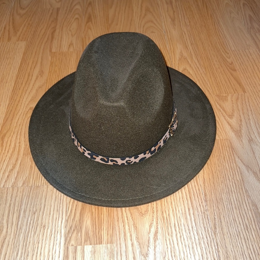 NWOT Hat leopard print trim